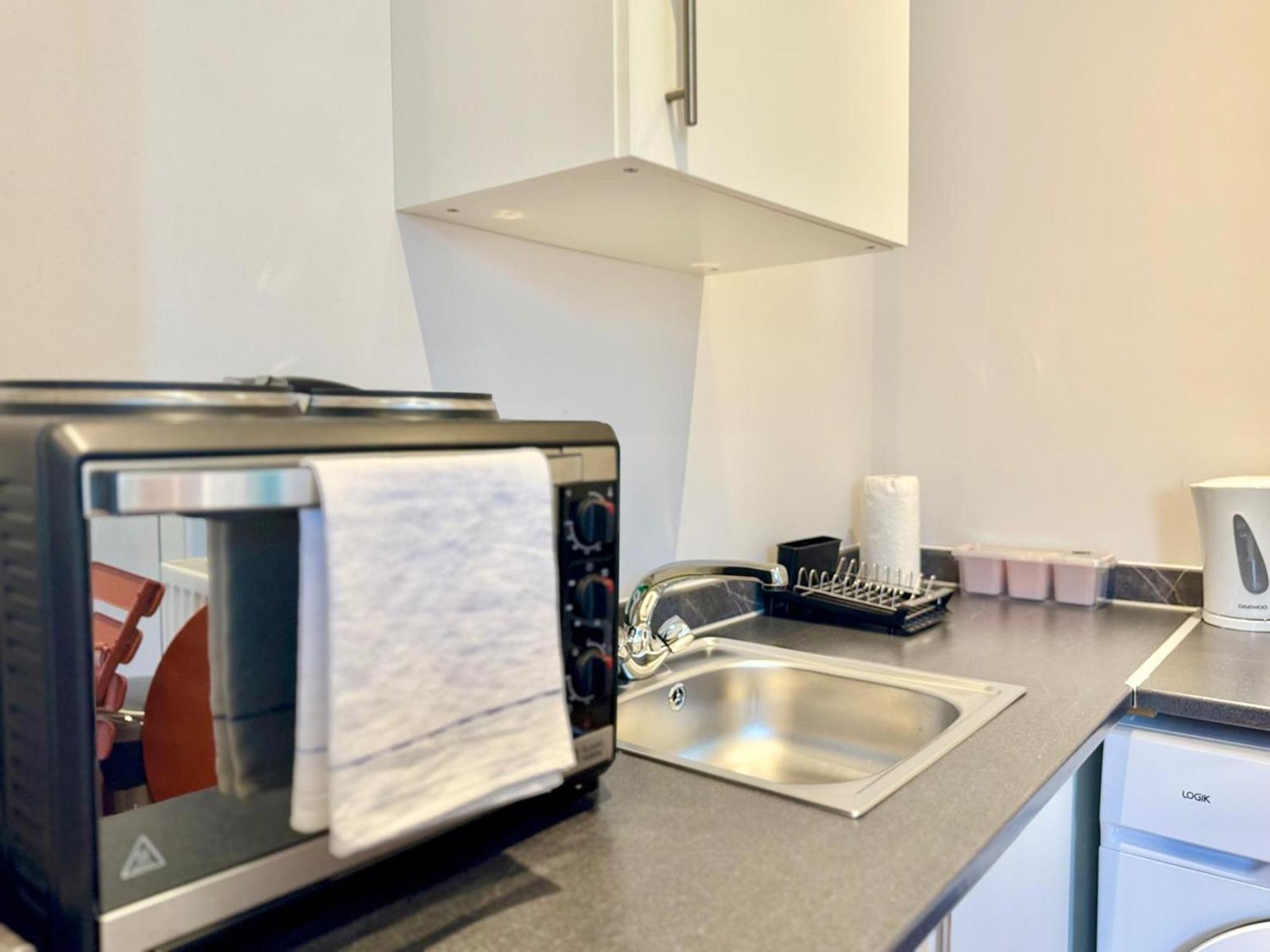 Chic Ensuite - 10% Off - 3 Min To Trains -pass The Keys Apartment London