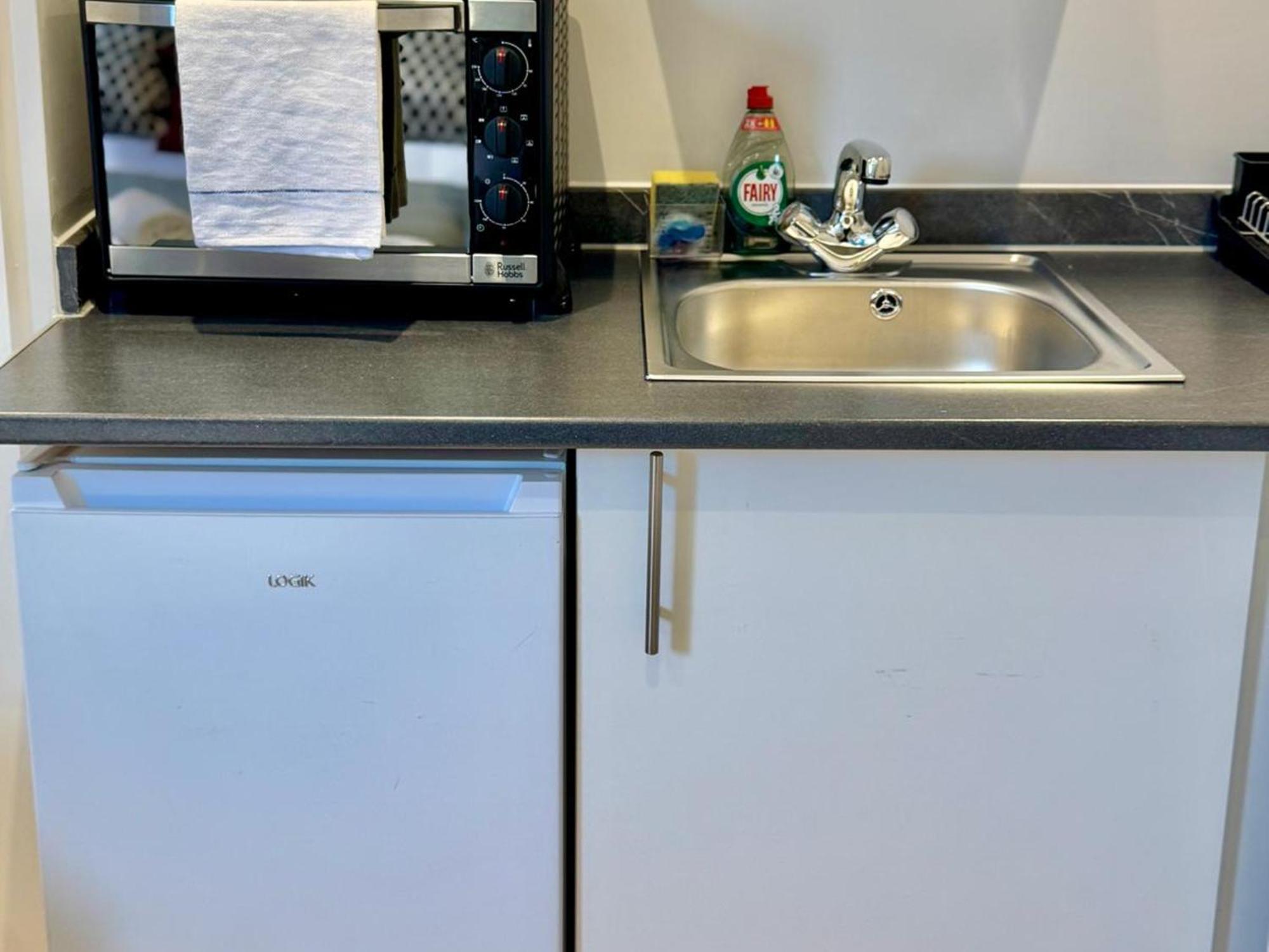 Chic Ensuite - 10% Off - 3 Min To Trains -pass The Keys Apartment